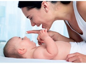 Anne-ve-bebeği-rahatlatan-doğru-emzirme-teknikleri